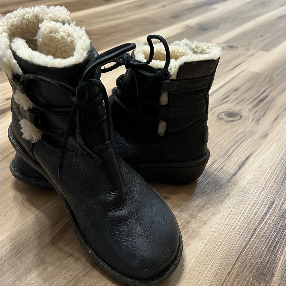 UGG Caspia Ankle Boots Womens 7 Black Leather Sheepskin Lined